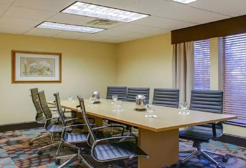 Club Hotel Nashville Inn & Suites