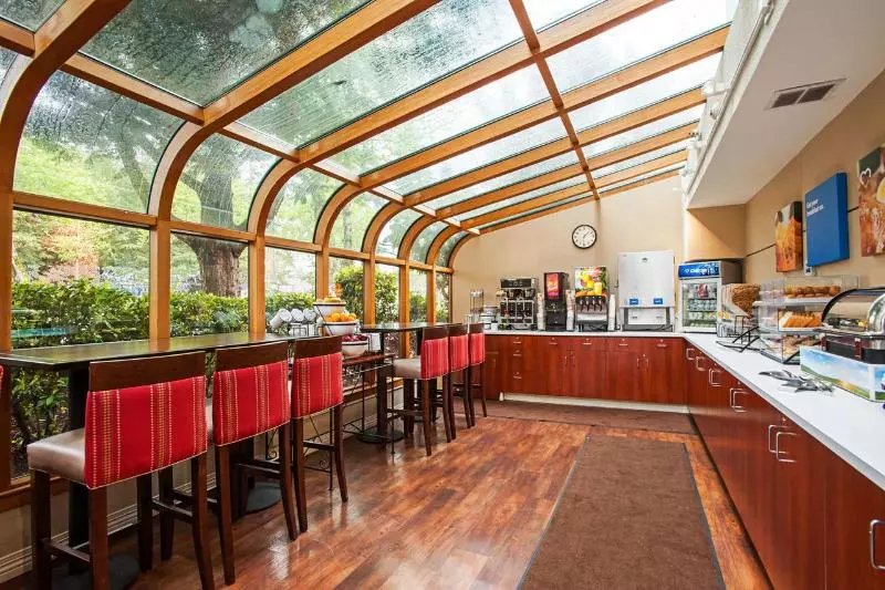 酒店 Comfort Inn & Suites Sea Tac Airport