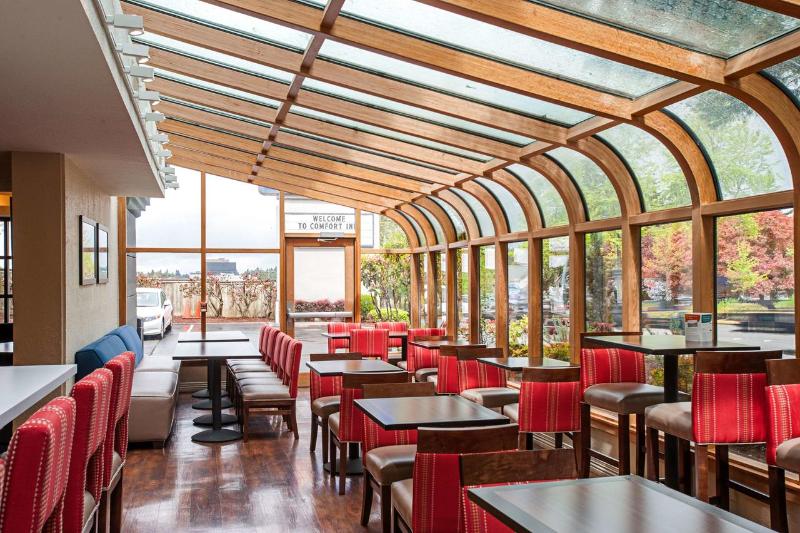 هتل Comfort Inn & Suites Sea Tac Airport