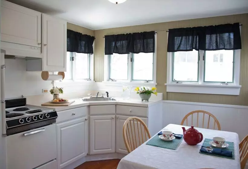 فندق Concord's Colonial Inn