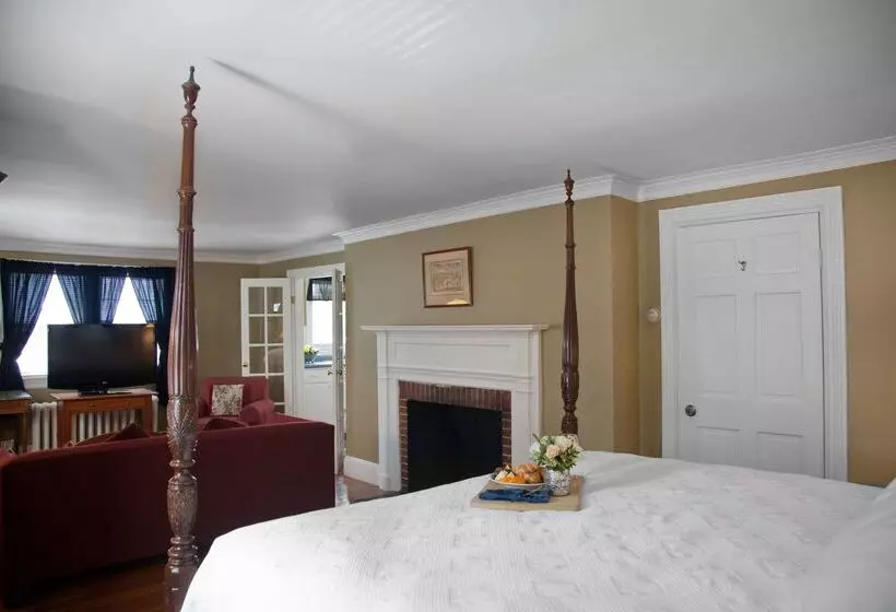 فندق Concord's Colonial Inn