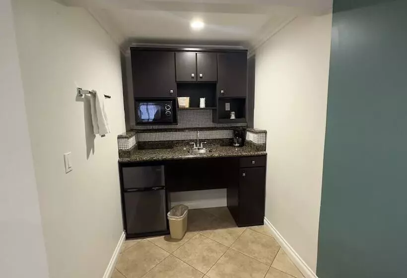 Отель Garden Inn And Suites Glendora