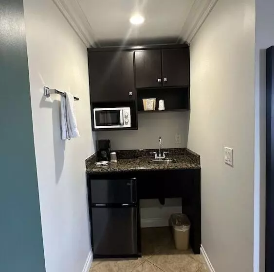 Отель Garden Inn And Suites Glendora