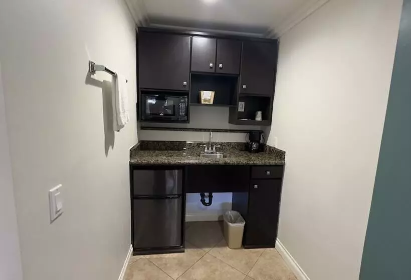 Отель Garden Inn And Suites Glendora