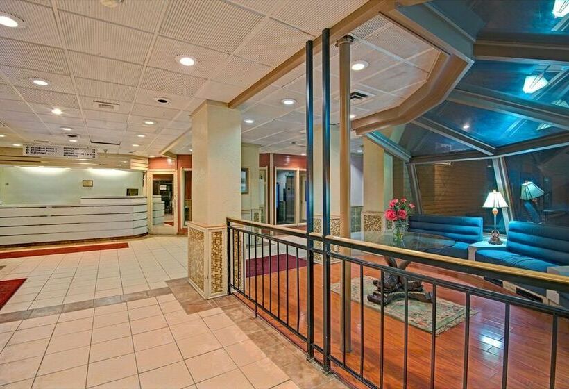 هتل Knights Inn Wheeling