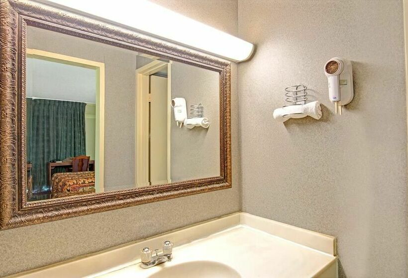 هتل Knights Inn Wheeling