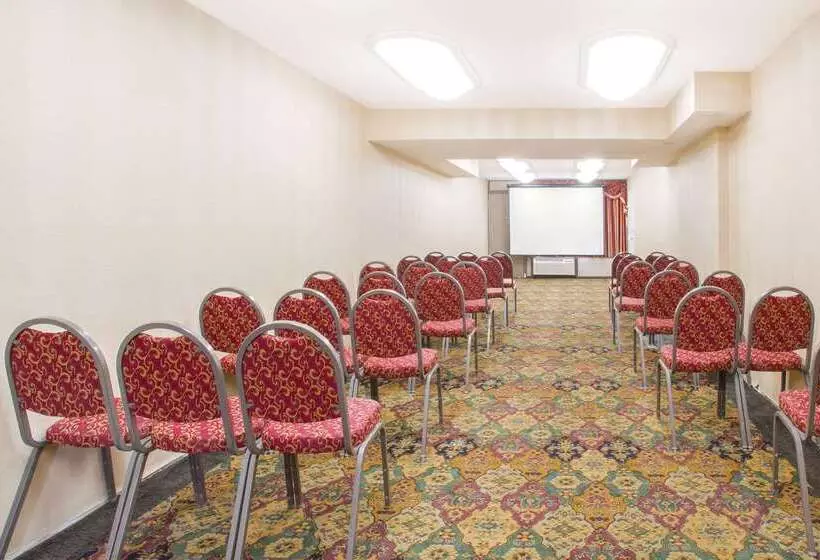 Ramada By Wyndham Edgewood Hotel & Conference Center