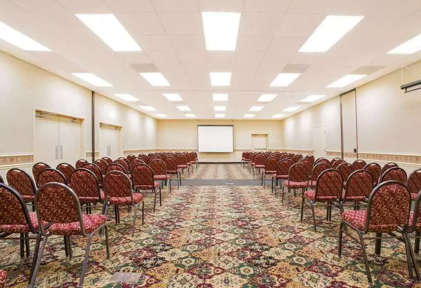 Ramada By Wyndham Edgewood Hotel & Conference Center