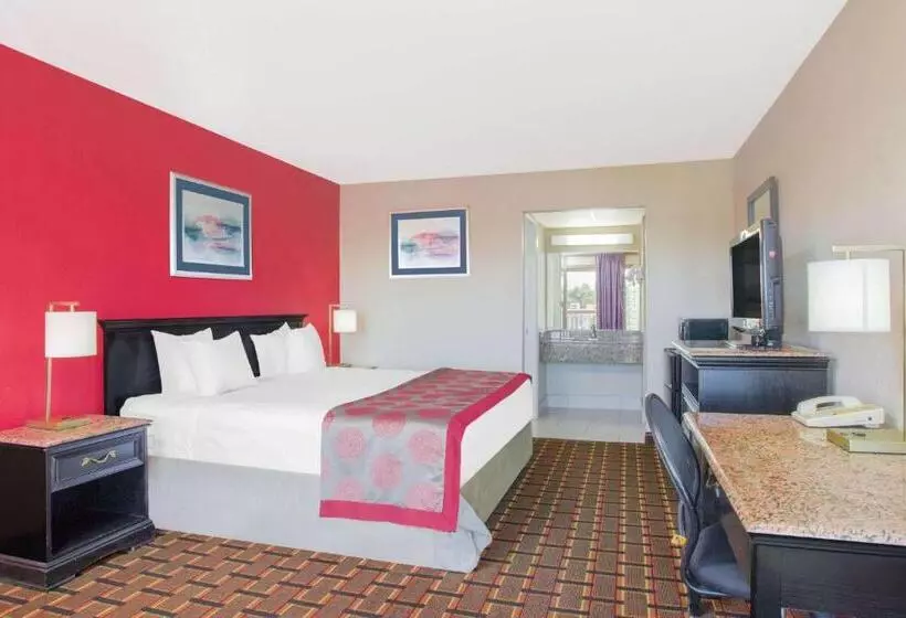 Ramada By Wyndham Edgewood Hotel & Conference Center