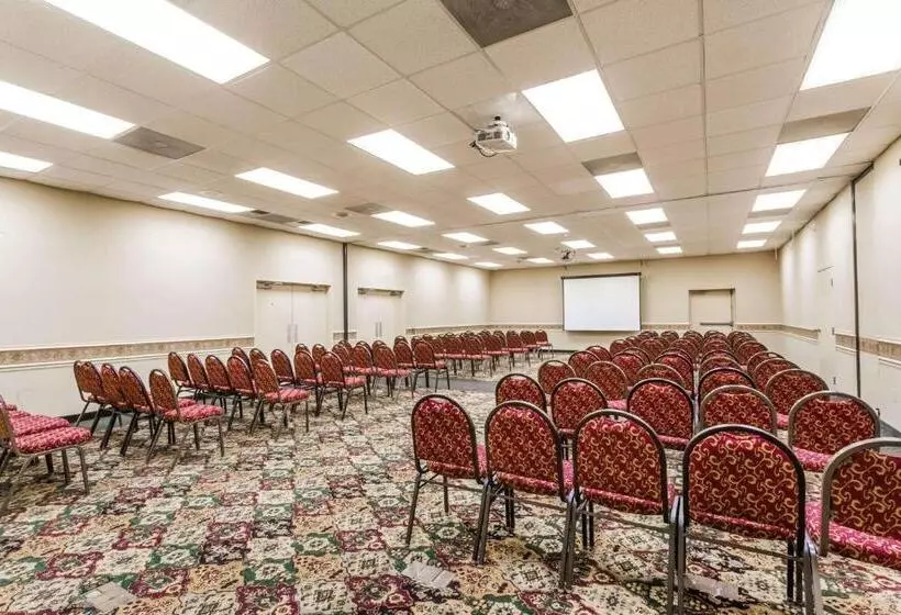 Ramada By Wyndham Edgewood Hotel & Conference Center