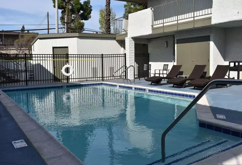 Hotelli Signature Anaheim Maingate