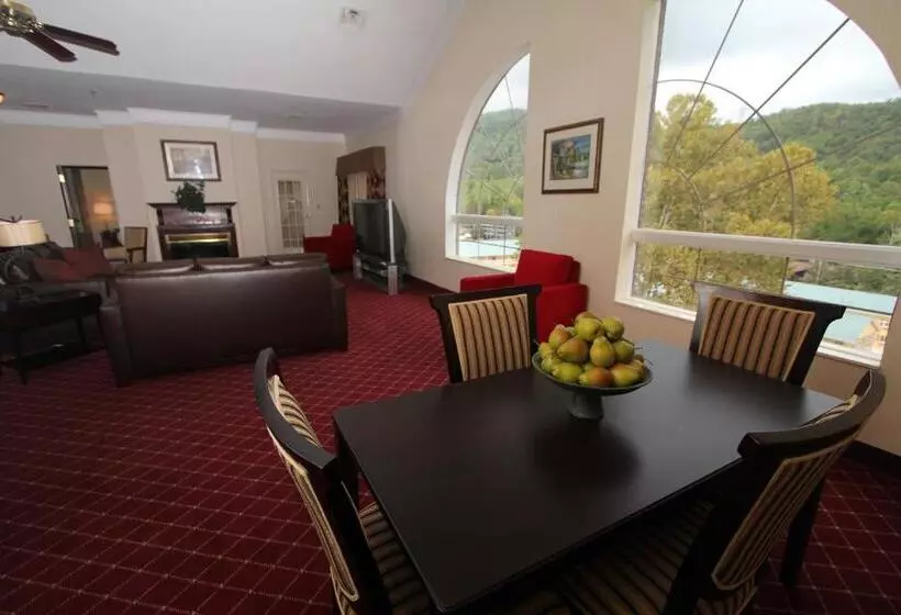 فندق Black Bear Inn & Suites