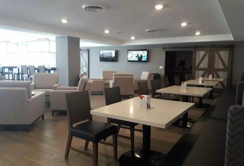 فندق Clarion Pointe University/expo