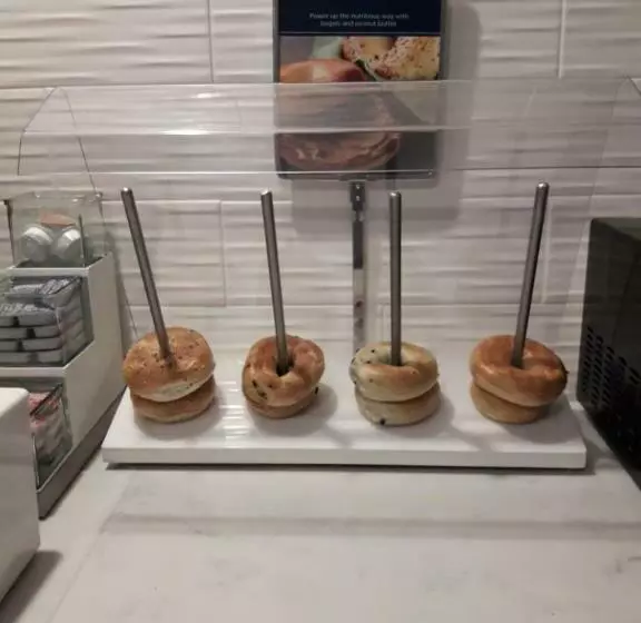 فندق Clarion Pointe University/expo