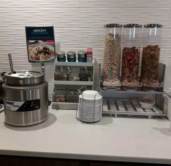 فندق Clarion Pointe University/expo