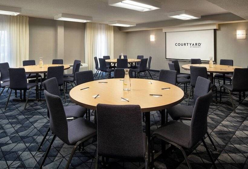Отель Courtyard By Marriott Bakersfield