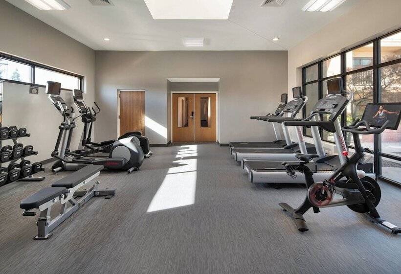 Отель Courtyard By Marriott Bakersfield