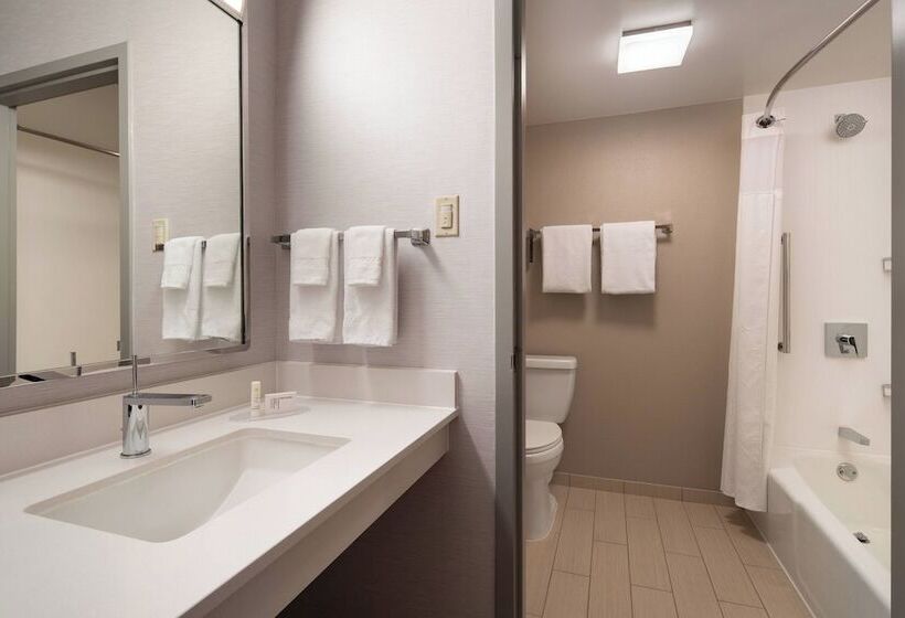 Отель Courtyard By Marriott Bakersfield