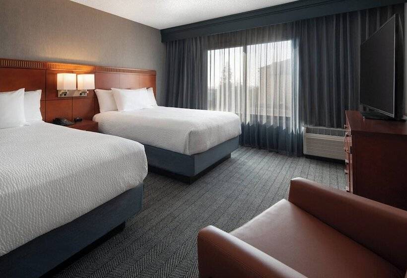 Отель Courtyard By Marriott Bakersfield