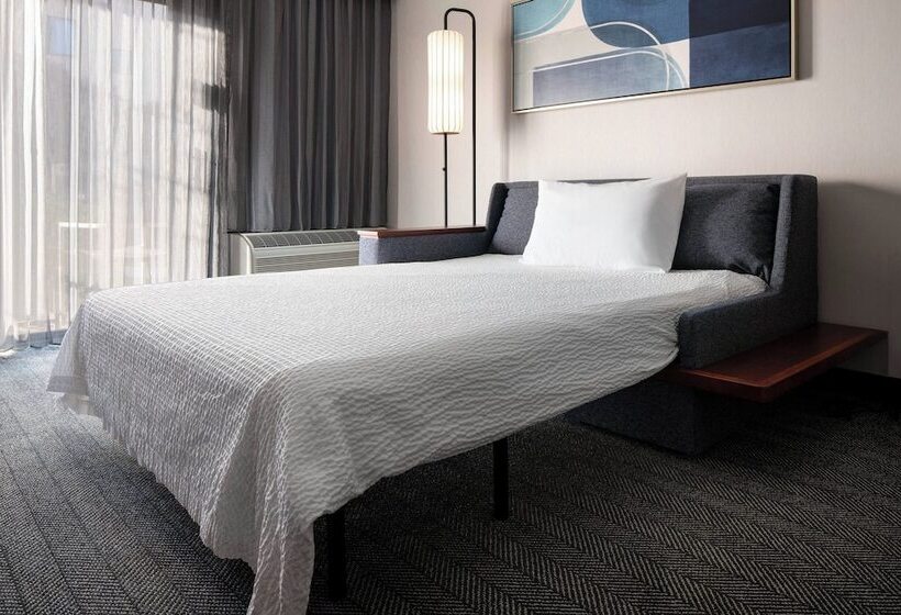 Отель Courtyard By Marriott Bakersfield