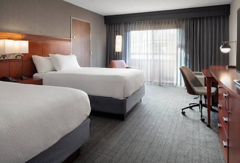 Отель Courtyard By Marriott Bakersfield