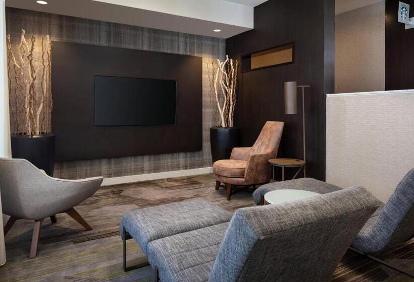 هتل Courtyard By Marriott Fresno