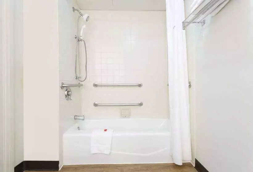 בית מלון כפרי Days Inn By Wyndham Harrisburg North