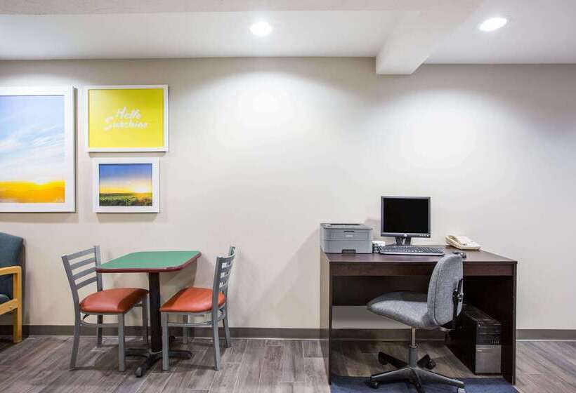 هتل Days Inn By Wyndham Hays