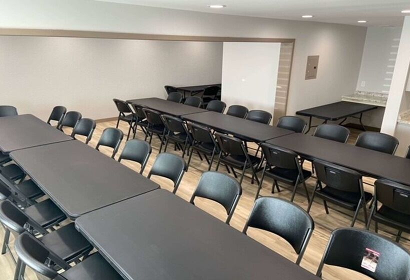 هتل Days Inn By Wyndham Hays