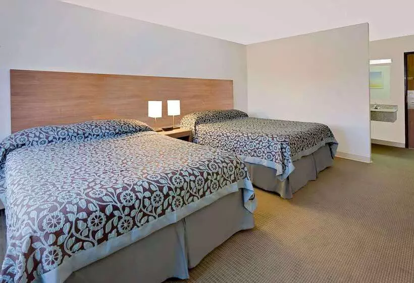 בית מלון כפרי Days Inn By Wyndham Winona