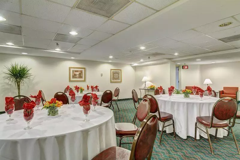 هتل Fairfield Inn & Suites By Marriott Alexandria West/mark Center