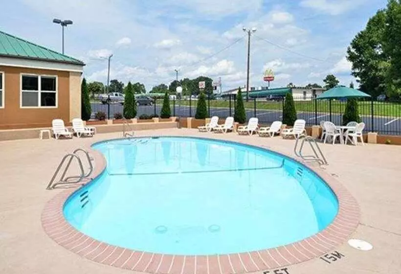 בית מלון כפרי Quality Inn Asheboro South