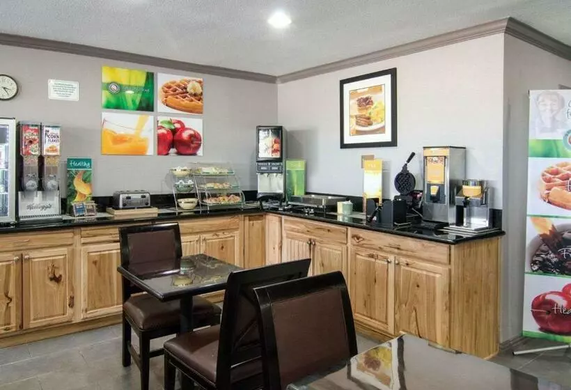 호텔 Quality Inn & Suites