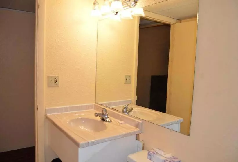 Отель Travelers Inn