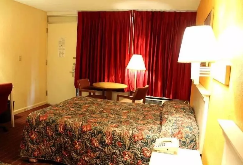 Отель Travelers Inn