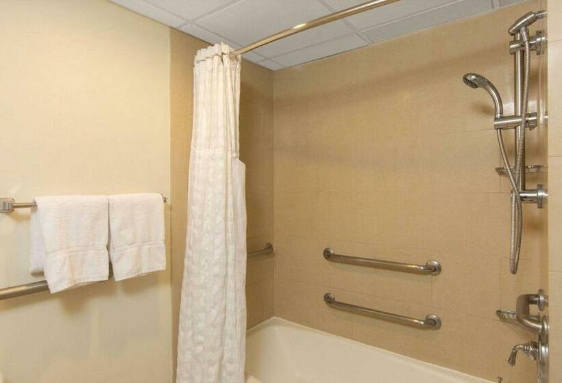 هتل Aksarben Suites, A Trademark Collection