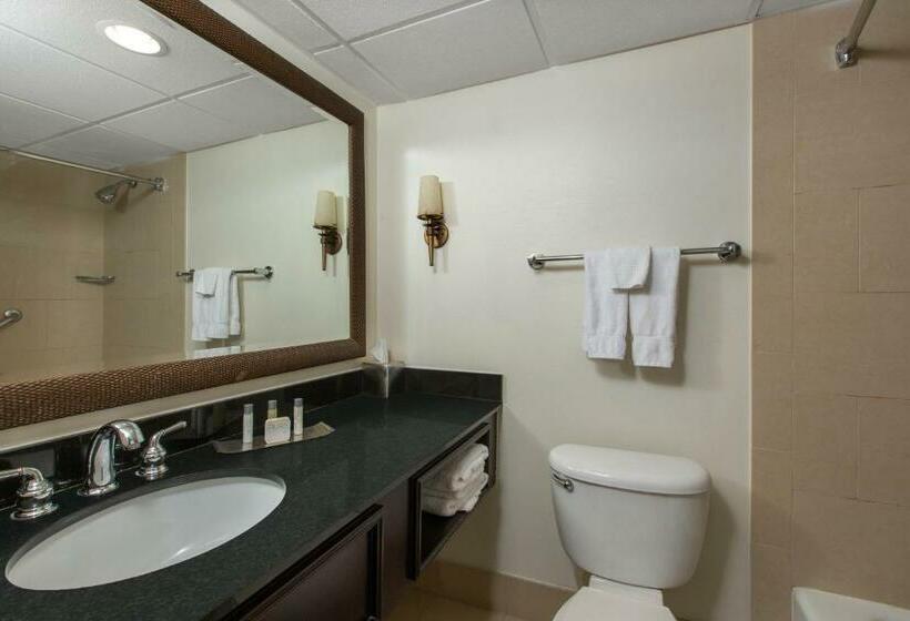 هتل Aksarben Suites, A Trademark Collection