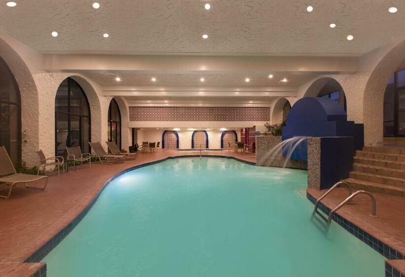 هتل Aksarben Suites, A Trademark Collection