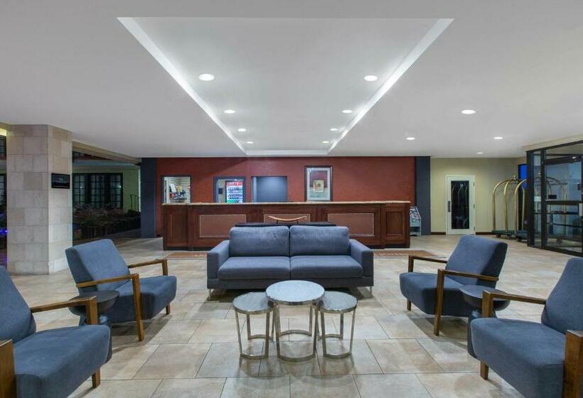 هتل Aksarben Suites, A Trademark Collection