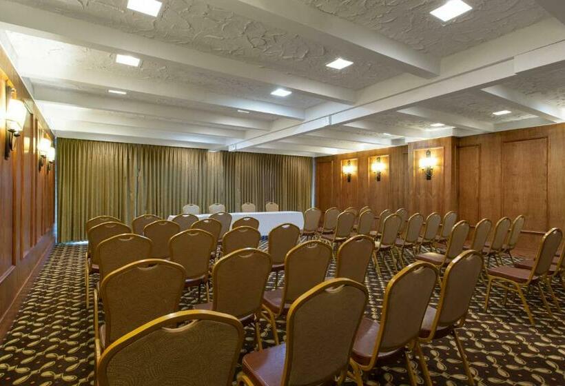 هتل Aksarben Suites, A Trademark Collection