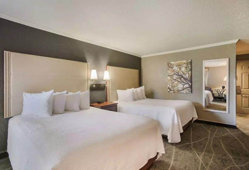 Отель Best Western Harbour Pointe Lakefront