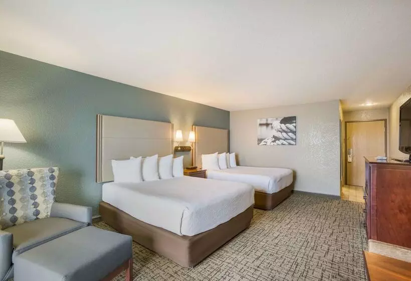 Отель Best Western Harbour Pointe Lakefront