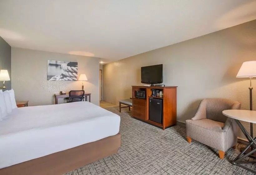 Отель Best Western Harbour Pointe Lakefront