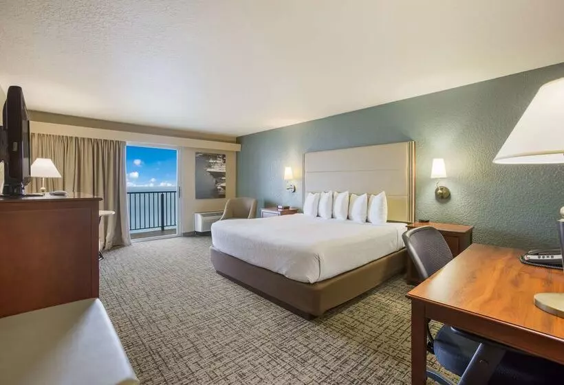 Отель Best Western Harbour Pointe Lakefront