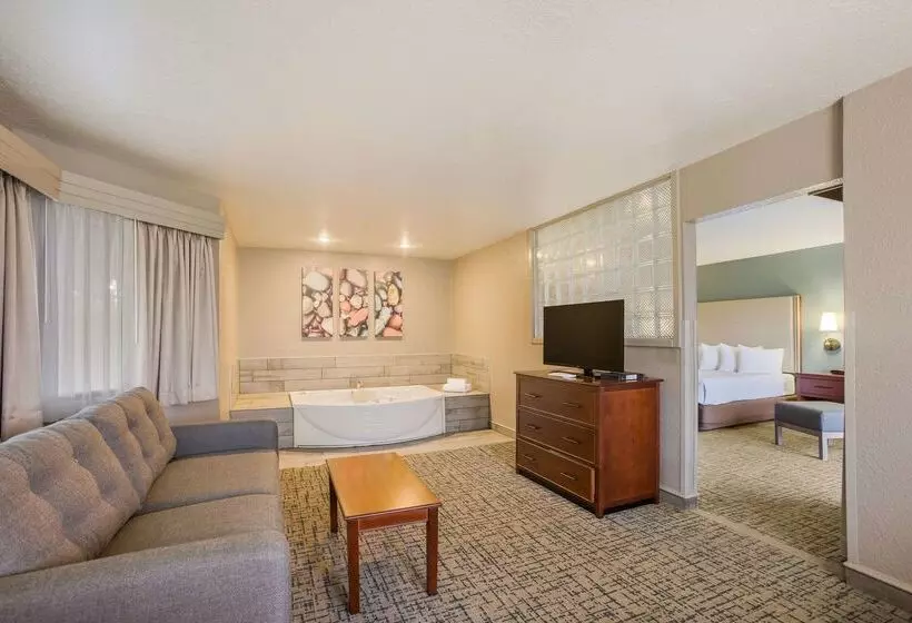 Отель Best Western Harbour Pointe Lakefront