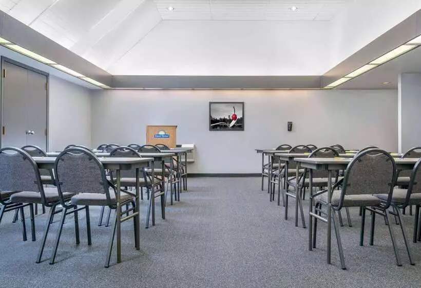 Days Hotel By Wyndham University Ave Se