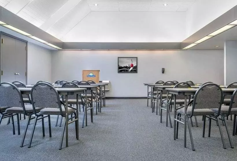 Days Hotel By Wyndham University Ave Se