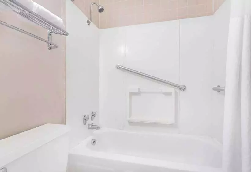 Отель Days Inn By Wyndham Lavonia