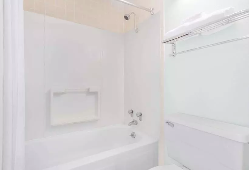 Отель Days Inn By Wyndham Lavonia