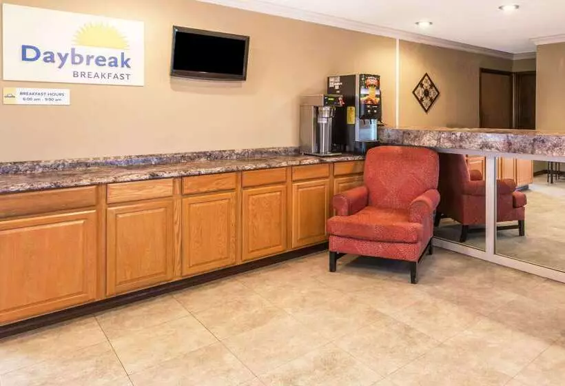 Отель Days Inn By Wyndham Madison